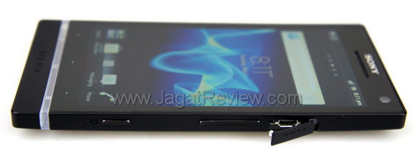Review Sony Xperia S: Smartphone Android Pertama dari Sony Mobile 3 Sony Xperia S - Sisi Kanan
