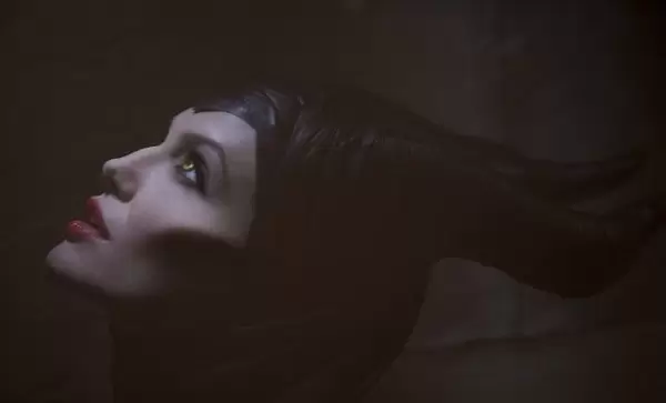 Angelina Jolie Perankan Maleficent dalam Adaptasi Dongeng Sleeping Beauty 11 Angelina Jolie as Maleficent