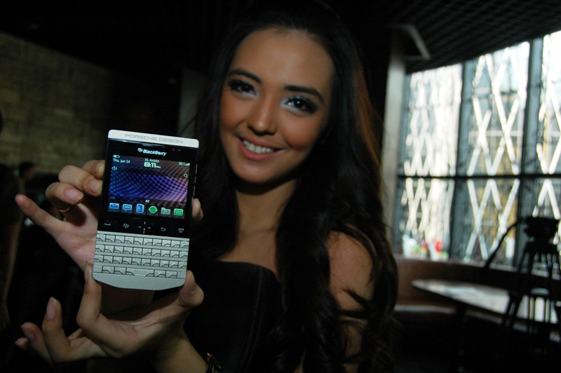 RIM Resmikan Kehadiran BlackBerry P'9981 Porsche Design di Indonesia 10 BB P9981 3