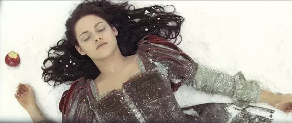 Snow White and the poisonous apple Snow White and the poisonous apple