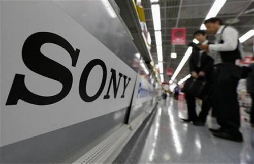 Xperia Z4 Gunakan Layar Quad HD? 1 A Sony logo is seen as customers look at Sony's digital cameras at an electronic shop in Tokyo