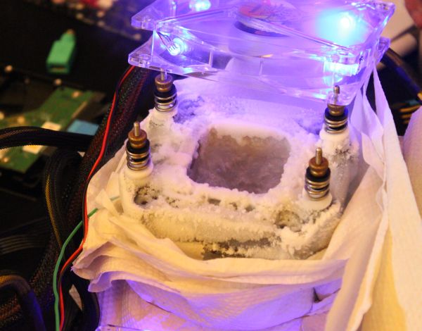 AMD 'Vishera' FX-8350 Sentuh 7.44 Ghz dengan Liquid Nitrogen 4 AMD LN2