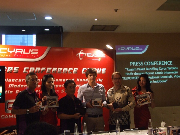 Cyrus Bagikan Tablet Gratis 13 DSCF0150