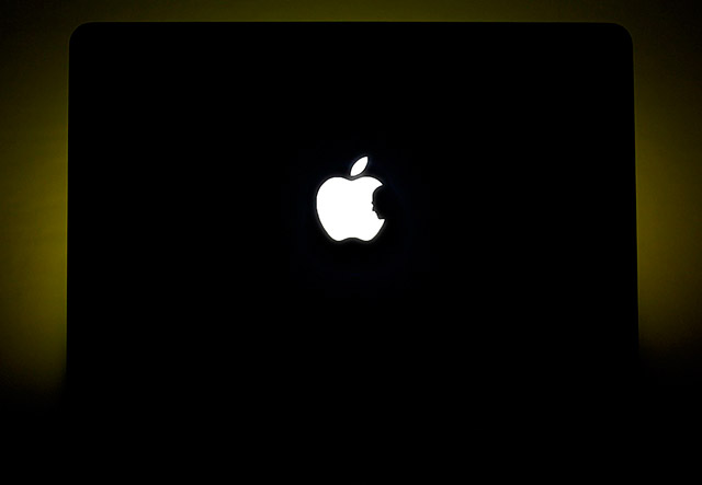 Steve Jobs Hidup Kembali di MacBook Pro 13 Steve Jobs Silhouette Frontal Large