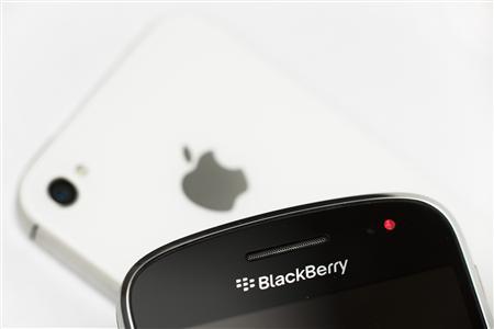 Blackberry Luncurkan layanan Pengelolaan untuk Apple dan Android 1 File of A Research in Motion BlackBerry smartphone handset is reflected in the logo of an Apple iPhone in this illustration picture taken in Lavigny