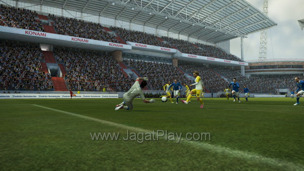 Review Pro Evolution Soccer 2013: Semakin Menarik! 15 pes2013 2012 10 03 19 38 47 82 R