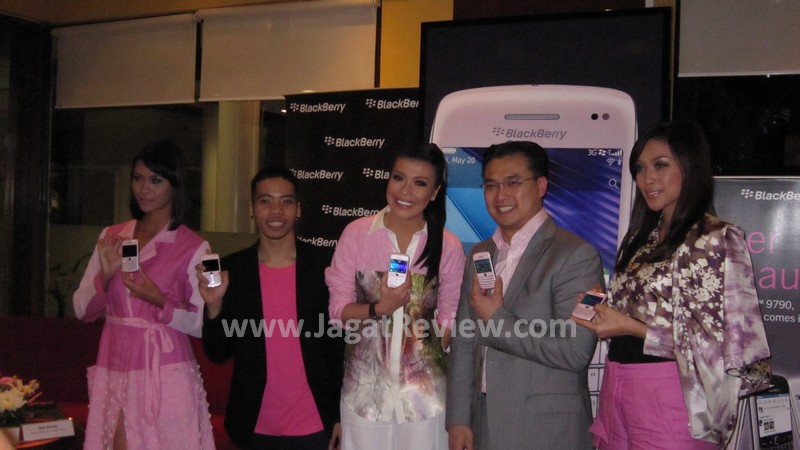 RIM Hadirkan BlackBerry 9790 dengan Warna Pink 1 IMG 1484