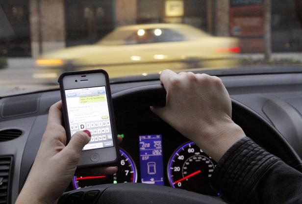 Hampir 50% Pengemudi di AS Mengakses Internet Sambil Menyetir 1 Texting while driving