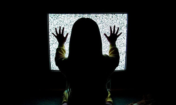 Bakar Kalori dengan Film Horror 15 poltergeist tv