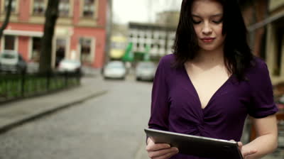 Analis Prediksikan Android Akan Merajai Pasar Tablet di Tahun 2013 4 woman with tablet computer in the city