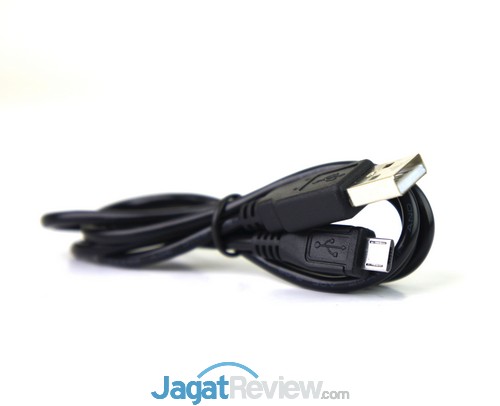 Review Axioo PicoPad 4: Smartphone Android Entry Level untuk Semua Pekerjaan 6 Axioo Picopad 4 - Kabel Data