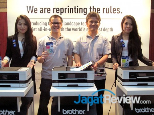Printer All-in-One Terbaru dari Brother Berdaya Cetak Tinggi dengan Biaya Lebih Rendah 1 Deny Santosa, Manager Sales dan Marketing PT. Brother International Sales Indonesia (kiri) bersama dengan Yuichi Suzuki, Presiden Direktur dari PT. Brother International Sales Indonesia berpose bersama dengan printer MFC-J2510 Ink Benefit