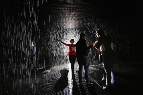 interactive-rain-room-exhibit-allows-20130515-143010-178
