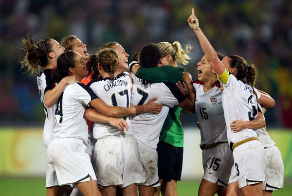 EA: Tidak Ada Sepak Bola Wanita di FIFA 14! 2 women football