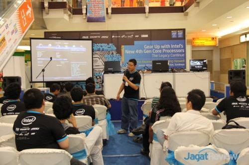 Alva Jonathan memberikan pengarahan untuk peserta.