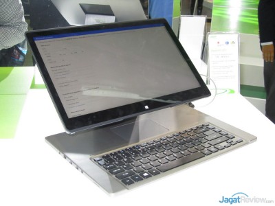 Hybrid Notebook seri R7, dilengkapi touchscreen, layar bisa diatur kemiringan dan posisinya.