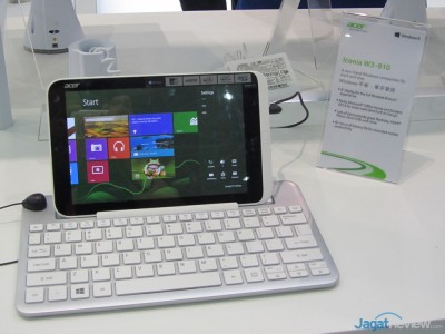 Iconia W3, tablet Windows 8 terkecil saat ini (seharusnya sih), dilengkapi pakai keyboard, tp kayanya keyboardnya gk pakai docking module kaya W5 Series.