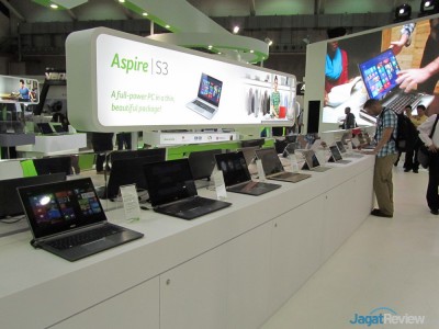 Produk-produk laptop dari berbagai seri (E, S, & V) dan tablet yang ditampilkan di bagian tengah booth