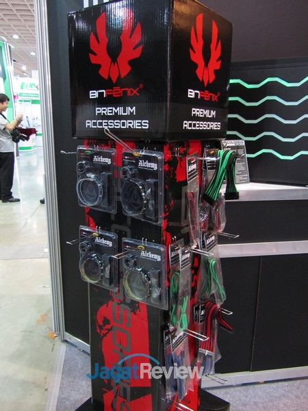 Computex 2013 Booth Raid: BitFenix 11 Rak ini menampilkan beberapa produk aksesoris berupa kabel dari BitFenix