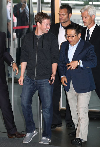 Mark Zuckerberg Membahas Kerjasama Facebook Dengan Samsung 1 FaceSamsung