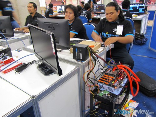 AOCT 2013 Jawa Timur Tengah Berlangsung! 4 Peserta dengan ukuran tubuh paling besar ini menggunakan sistem pendingin yang tidak kalah besar dengan ukuran tubuhnya. Wow..