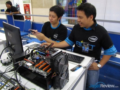 AOCT 2013 Jawa Timur Tengah Berlangsung! 5 Tim ARX 2 yang menjadi jawara sesi pertama tengah berdiskusi untuk menyiapkan strategi yang diharapkan bisa membawa mereka kembali menjadi juara sesi.