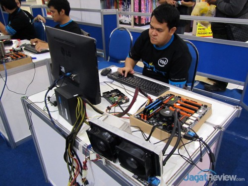 AOCT 2013 Jawa Timur Tengah Berlangsung! 3 Peserta yang duduk di meja nomer 1 ini serius melakukan pengaturan pada sistem yang digunakannya.