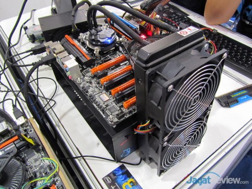 AOCT 2013 Jawa Timur Tengah Berlangsung! 2 Salah satu sistem berbasis motherboard Gigabyte GA-Z87X-OC dengan pendingin closed loop watercooling yang menggunakan kipas berukuran besar dan putaran kencang untuk membantu kerja radiator.