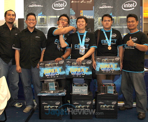 Persaingan Ketat Mencari Jawara AOCT 2013 Jawa Timur 14 Juara AOCT 2013 Jawa Timur bersama hadiah mereka.