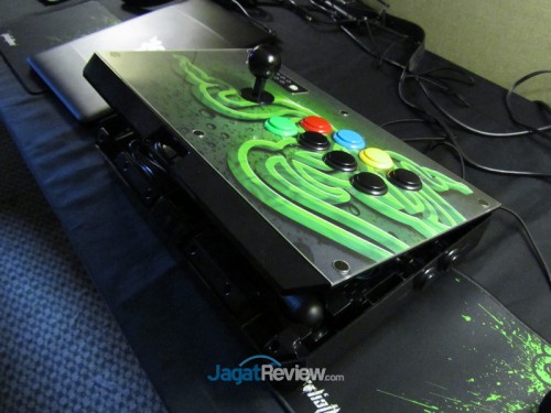 Room Raid: Razer 6 Bagian atas dari kontroler ini bisa dibuka untuk mengakses panel dalam untuk mengatur konfigurasi tombol secara hardware.