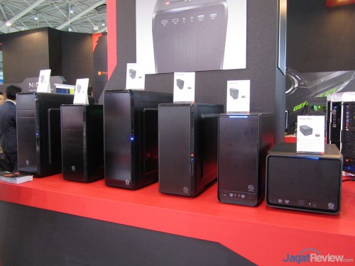 Computex 2013 Booth Raid: Thermaltake 2 Casing berwarna hitam dari seri Urban. Seri casing ini berhasil memenangkan Computex 2013 Design & Innovation Award!