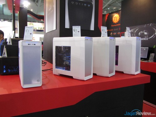 Computex 2013 Booth Raid: Thermaltake 3 Masih dari seri Urban, tetapi kali ini dengan warna putih.