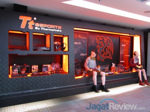 Kunjungan Spesial ke Markas Pusat Thermaltake dan Tt eSPORT Store 8 Jajaran produk Tt eSPORT di salah satu sisi showroom.
