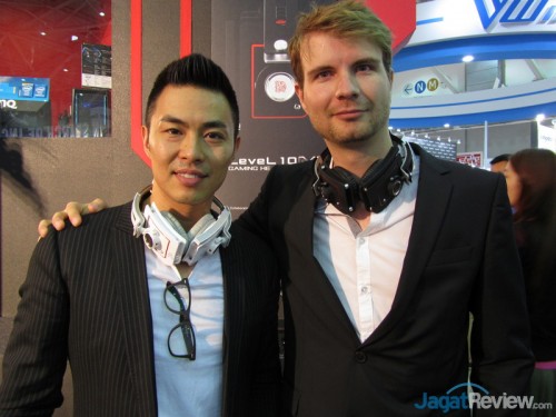 Tt eSPORTS dan BMW Hadirkan Gaming Headset Level 10 M 2 Managing Director Tt eSPORTS, Tony Liu, bersama perwakilan dari BMW Designworks memamerkan produk Level 10 M Headset.