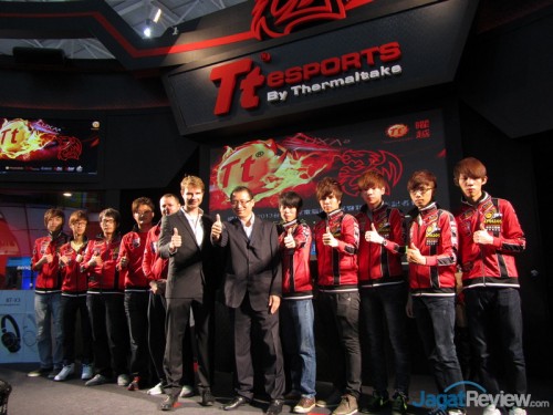 Tt eSPORTS dan BMW Hadirkan Gaming Headset Level 10 M 1 CEO Thermaltake bersama dengan perwakilan dari BMC Designworks dan anggota tim gaming yang didukung oleh Thermaltake dalam peluncuran Level 10 M Headset.