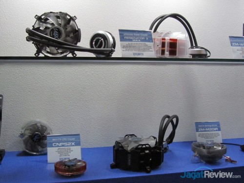 Computex 2013 Booth Raid: Zalman 3 Varian terbaru sistem pendingin water cooling closed loop dari Zalman, Reserator 3 MAX. Terdapat juga solusi pendingin untuk sistem dengan casing berukuran kecil.
