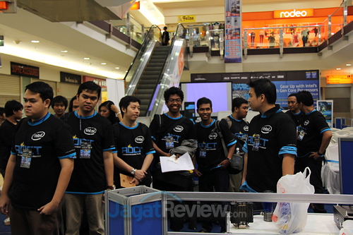 Persaingan Ketat Mencari Jawara AOCT 2013 Jawa Timur 1 Peserta AOCT 2013 Jawa Timur bersiap memasuki arena turnamen.