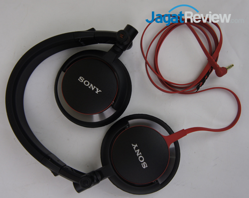 Hands-On Review: Sony MDR-V55 - Headphone DJ dengan Harga Dibawah 1 Juta 4 Tampak dari depan dengan earcup yang bisa dilipat dan diputar