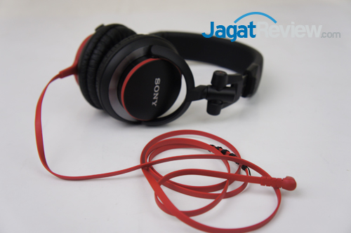 Hands-On Review: Sony MDR-V55 - Headphone DJ dengan Harga Dibawah 1 Juta 5 Penggunaan kabel pipih yang tidak mudah kusut
