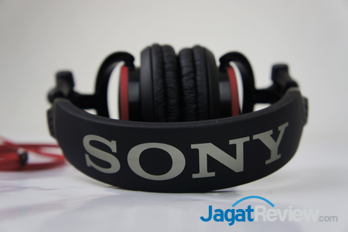 Hands-On Review: Sony MDR-V55 - Headphone DJ dengan Harga Dibawah 1 Juta 3 Headband yang terbuat dari logam dan dibalut dengan bahan karet lembut