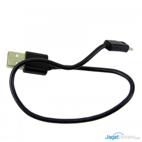 Kabel USB to Micro USB yang digunakan untuk mengisi baterai perangkat.