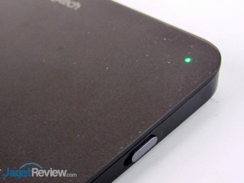 Switch power dan lampu indikator operasi perangkat.