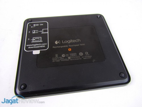 Dua kaki di sisi bawah perangkat ini merupakan tombol pemicu klik.