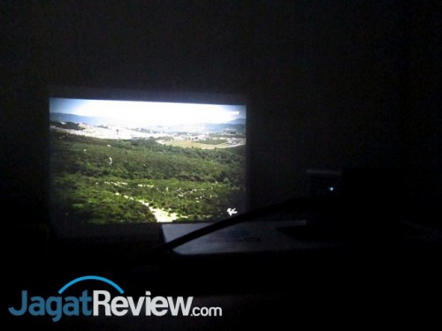 Kami juga mencoba untuk memutar video pada smartphone dan menampilkannya melalui proyektor ini.