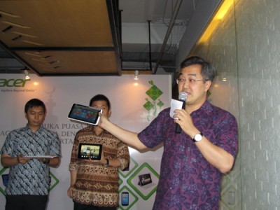 Iconia A1 dan Iconia W3 Siap Melengkapi Jajaran Tablet Acer di Indonesia 2 Jason Lim, Presiden Direktur Acer Indonesia, menggenggam Acer Iconia W3