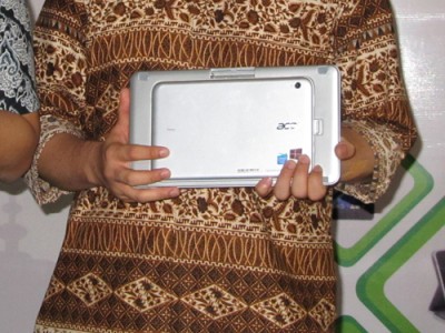 Iconia A1 dan Iconia W3 Siap Melengkapi Jajaran Tablet Acer di Indonesia 5 Tablet Acer Iconia W3 ketika di simpan di belakang keyboard bawaan