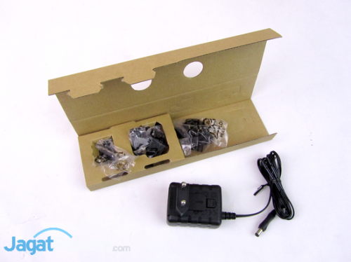 Adapter dengan jenis konektor yang dapat diganti sesuai dengan konektor listrik yang tersedia.