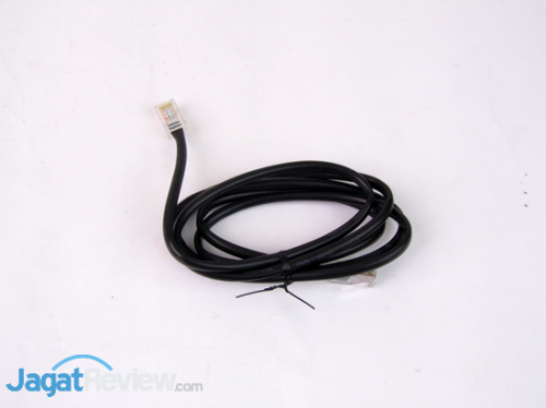Kabel Ethernet dalam paket penjualan Seagate Central.