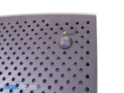 Tombol reset di bagian bawah perangkat.