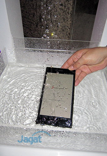 Sony Mobile Indonesia Luncurkan Xperia Z Ultra dan M 4 Sony Xperia Z Ultra - Under Water